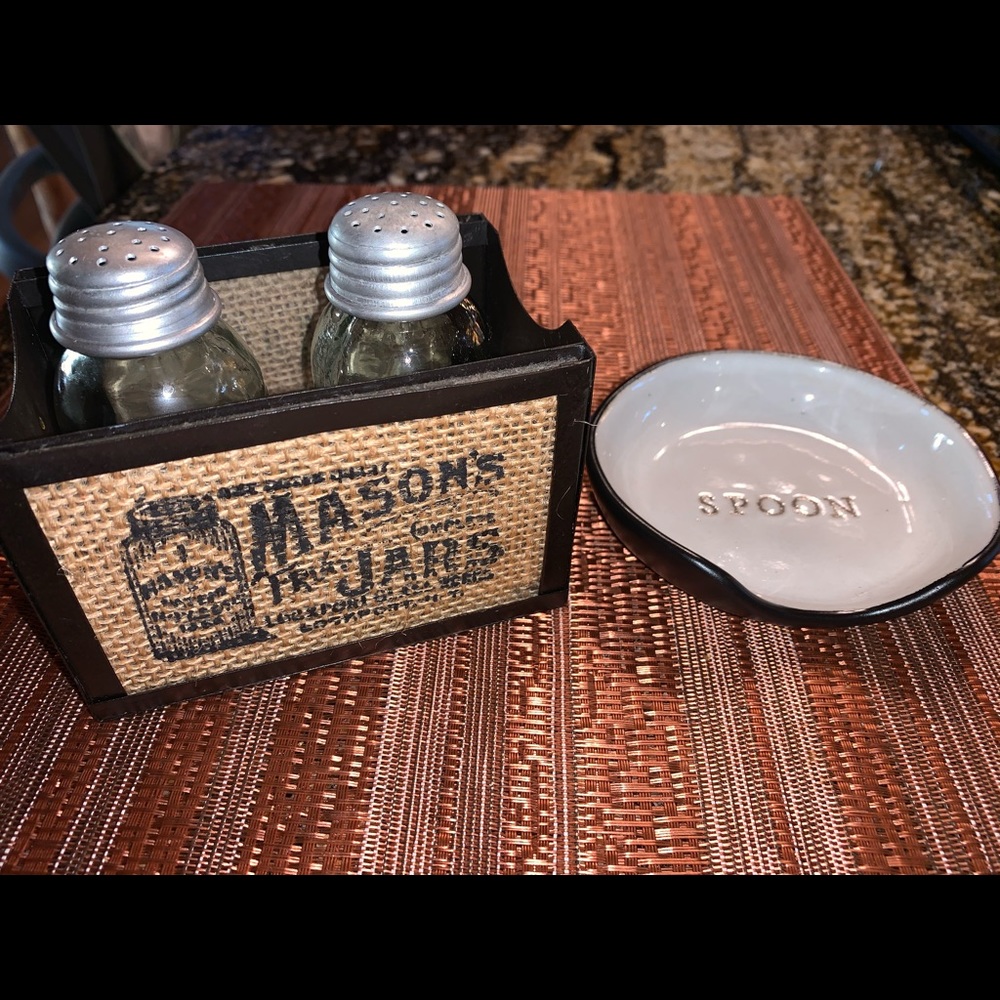 Vintage farmhouse style salt/pepper and spoonrest